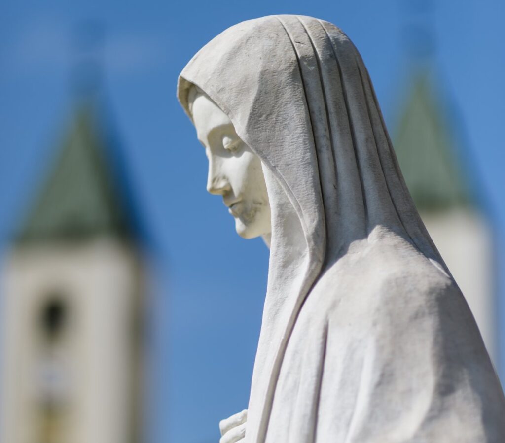 dove si trova la Madonna di Medjugorje | la statua davanti la Parrocchia